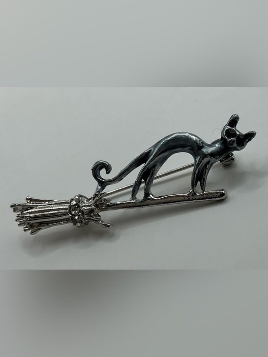 Jewelry - SILVERTONE ARCHED BACK CAT FLYING ON BROOM BROOCH NWOT